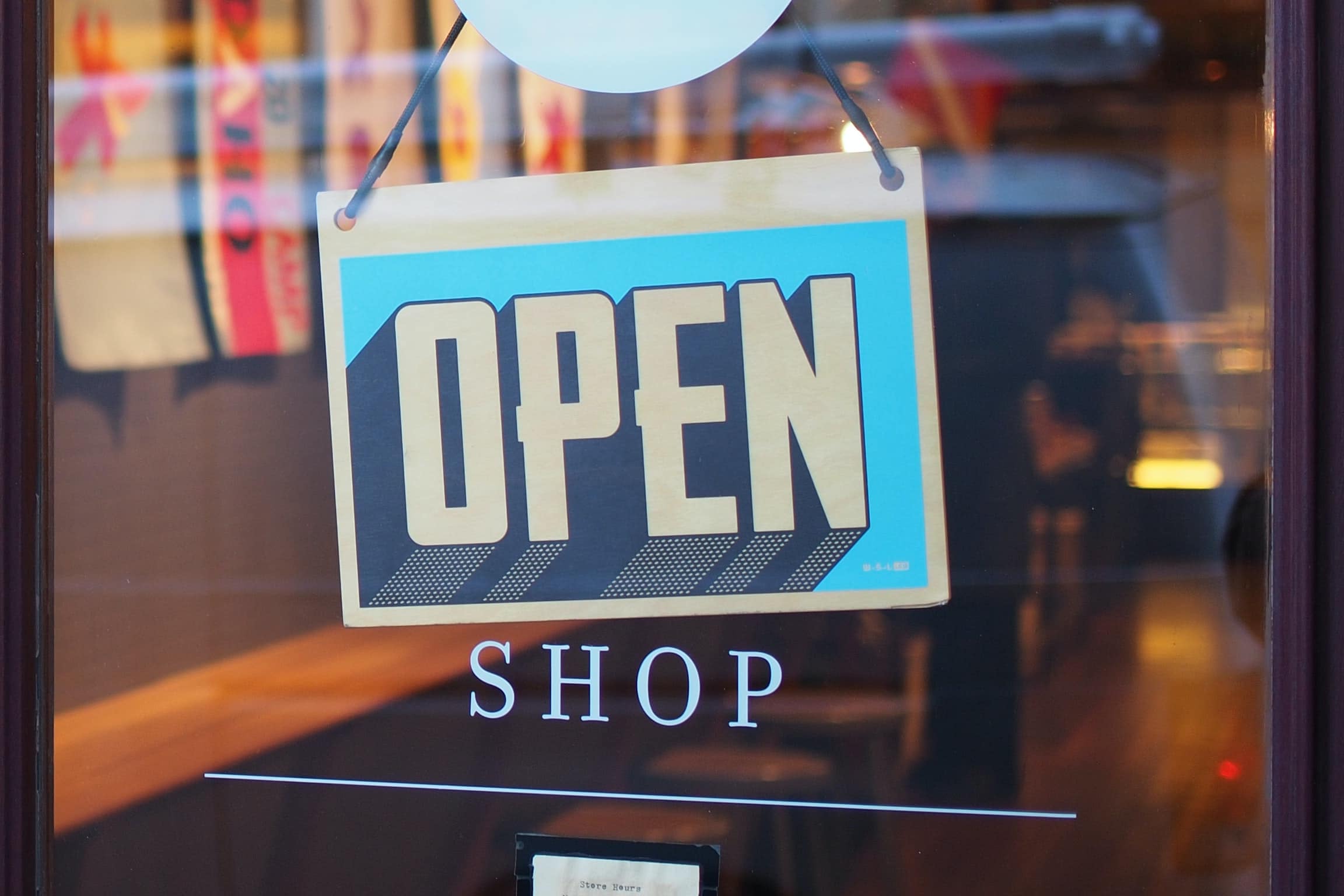 Grande distribution : 3 raisons d’intégrer un legal bot en magasin