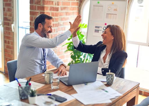 Comment convertir les équipes commerciales en ambassadrices d’une solution de gestion de contrats ?