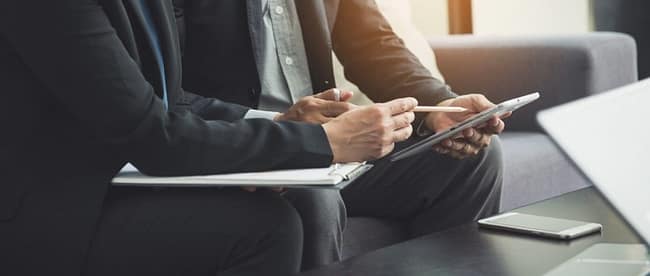 Agent immobilier guide un futur acquéreur