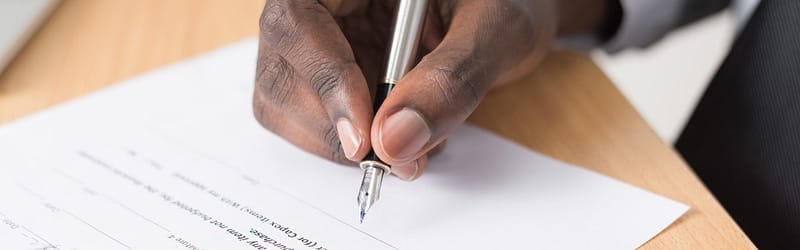 Clause manuscrite de renonciation à la condition suspensive de prêt Main portant mention manuscrite d'une renonciation à la condition suspensive de prêt immobilier